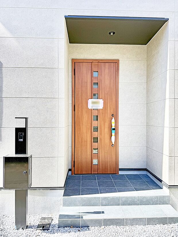 【玄関】■ 帰るたびにホッとする、安心感のある佇まい