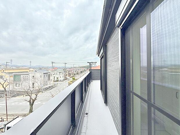 【バルコニー】■ 朝のコーヒーや夜の星空を楽しむ、癒しの場所