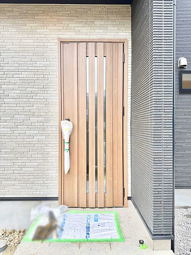 【玄関】■ シンプルで美しく、住まいの第一印象を彩る玄関です