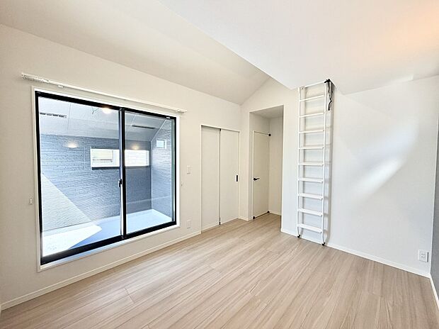 【リビング以外の居室】■落ち着いた色合いのお部屋で穏やかな時間を楽しめます