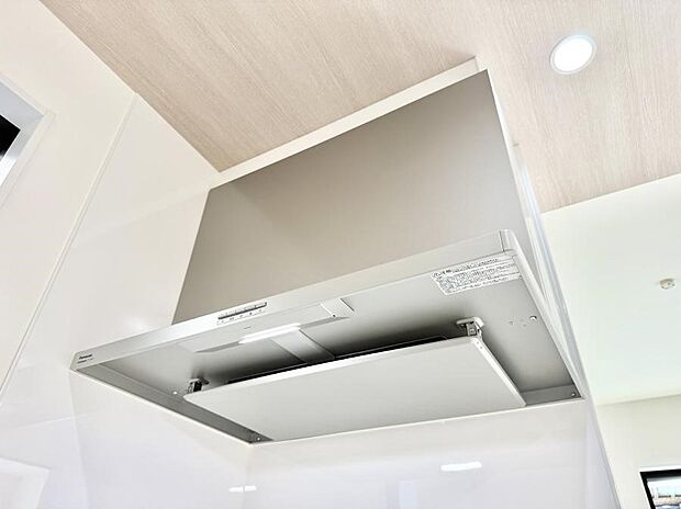 【レンジフード】■調理時の蒸気や匂いが換気扇に誘導され、効率的に排煙ができます。
