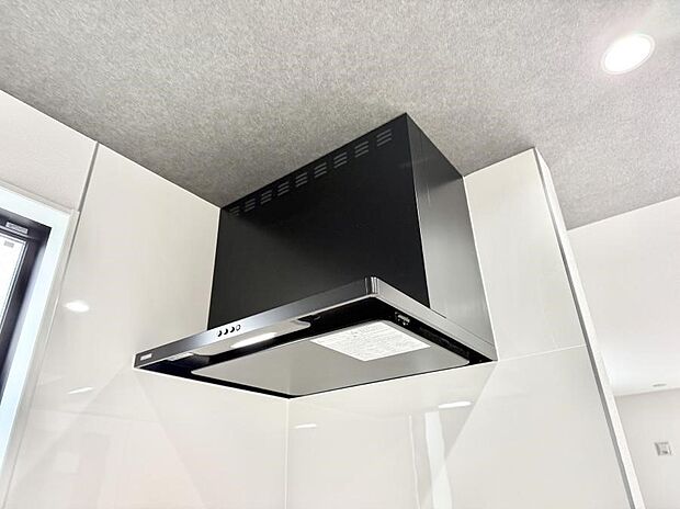 【レンジフード】■調理時の蒸気や匂いが換気扇に誘導され、効率的に排煙ができます。