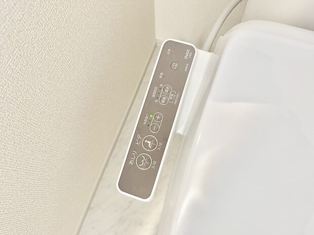 【シャワートイレ】■温水洗浄で快適、清潔感が保たれるシャワートイレ