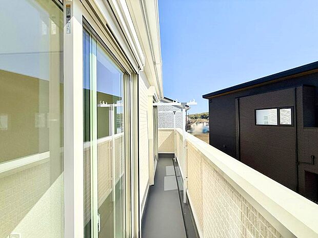 【バルコニー】■ 朝のコーヒーや夜の星空を楽しむ、癒しの場所