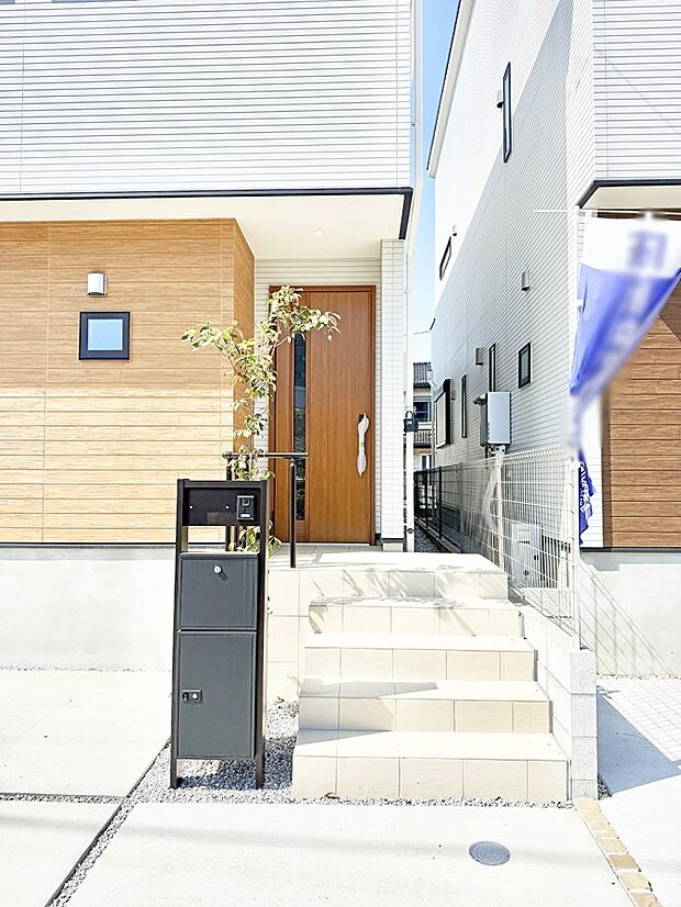 【玄関】■ 帰るたびにホッとする、安心感のある佇まい