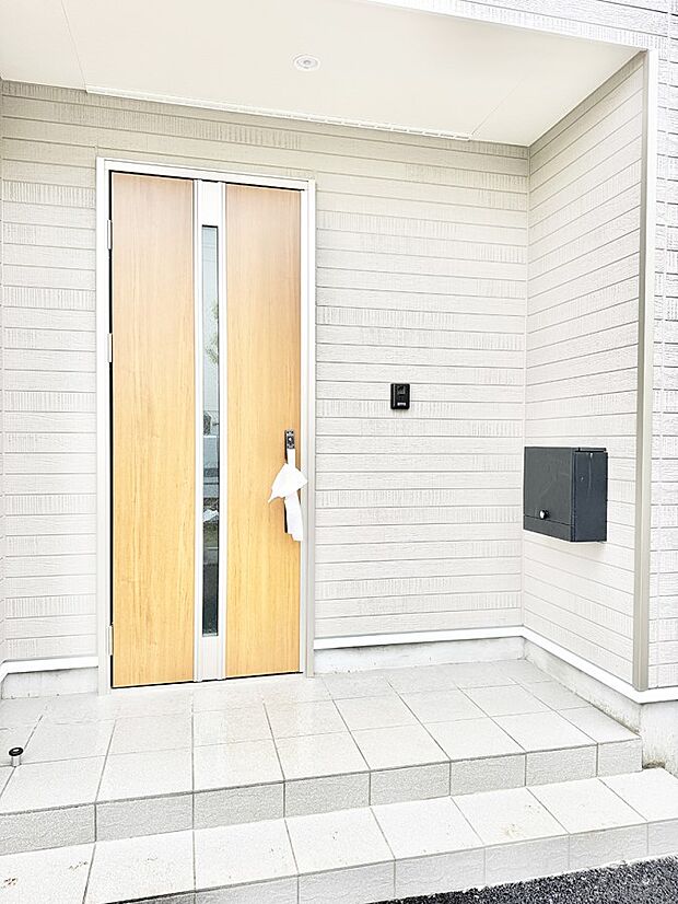 【玄関】■ シンプルで美しく、住まいの第一印象を彩る玄関です