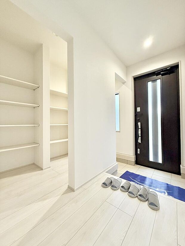 【玄関】■ ここから始まる一日、すっきり整った玄関