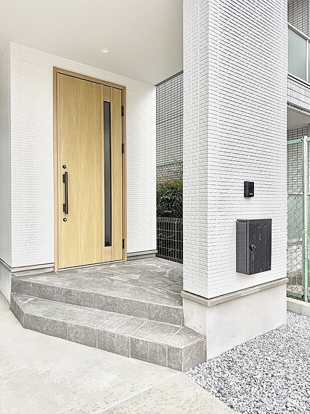 【玄関】■ シンプルで美しく、住まいの第一印象を彩る玄関です