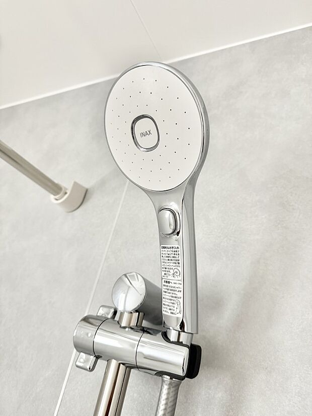 【止水シャワーヘッド】■わざわざシャワー水栓のレバーまで手を伸ばす必要がなく、簡単に止水できる