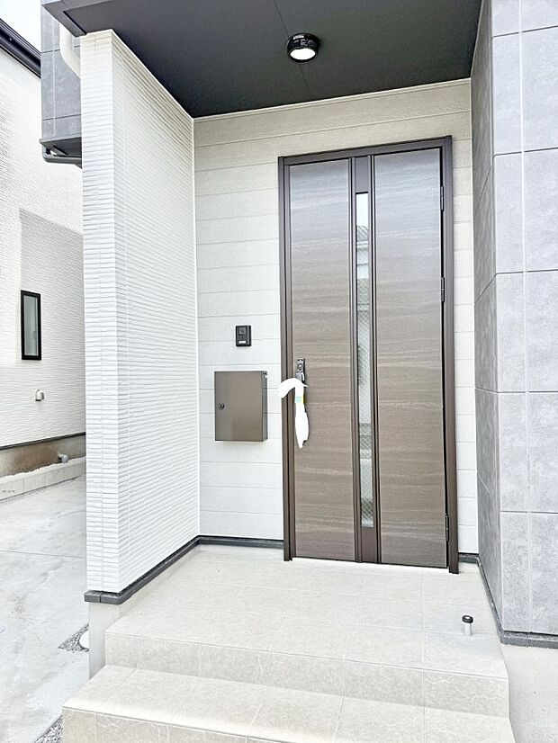 【玄関】■ シンプルで美しく、住まいの第一印象を彩る玄関です