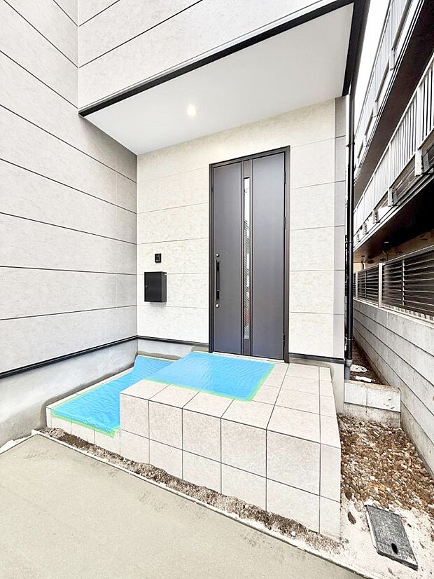 【玄関】■ 心地よい暮らしへとつながる、温かい玄関