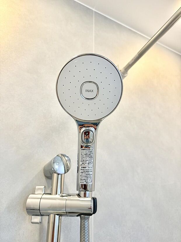【止水シャワーヘッド】■手元で簡単に止水できるため、水の無駄遣いを減らすことができます。