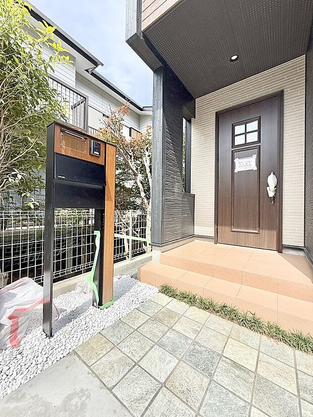 【玄関】■ シンプルで美しく、住まいの第一印象を彩る玄関です
