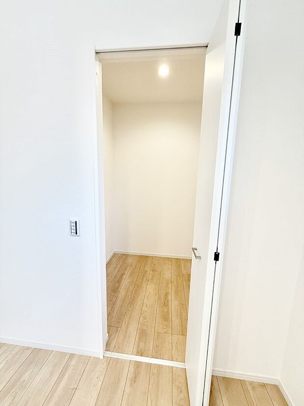 【収納】2号棟 ■季節の洋服も、思い出の小物もすっきり収納できるウォークインクローゼット付