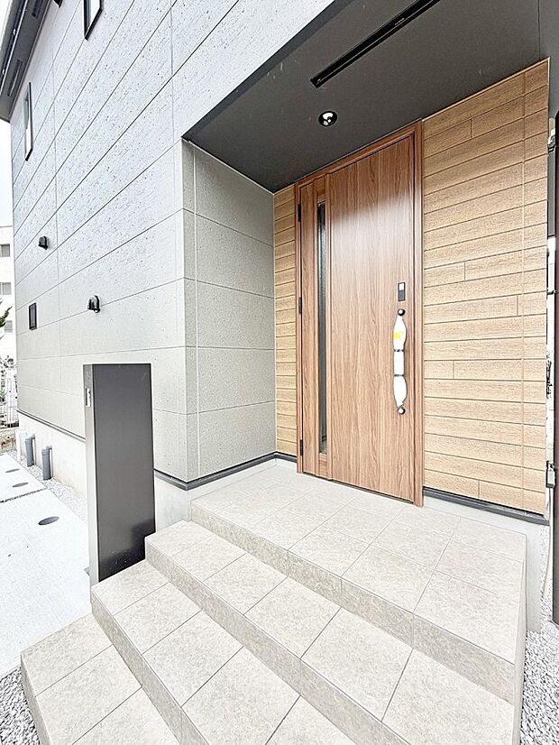 【玄関】3号棟  ■ 帰るたびにホッとする、安心感のある佇まい