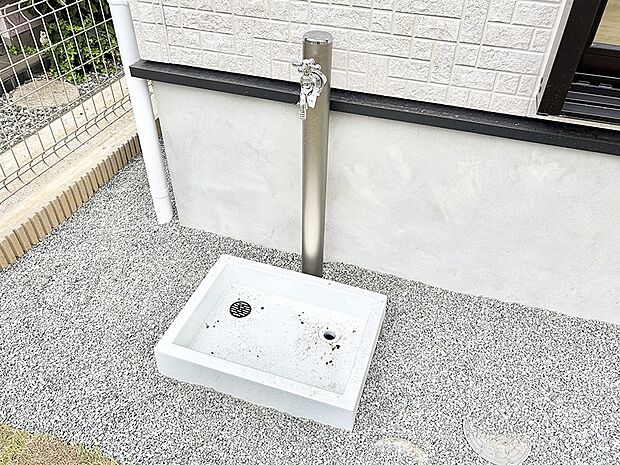 【その他現地】1号棟 ■ガーデニングや洗車などの際に大活躍な屋外立水栓