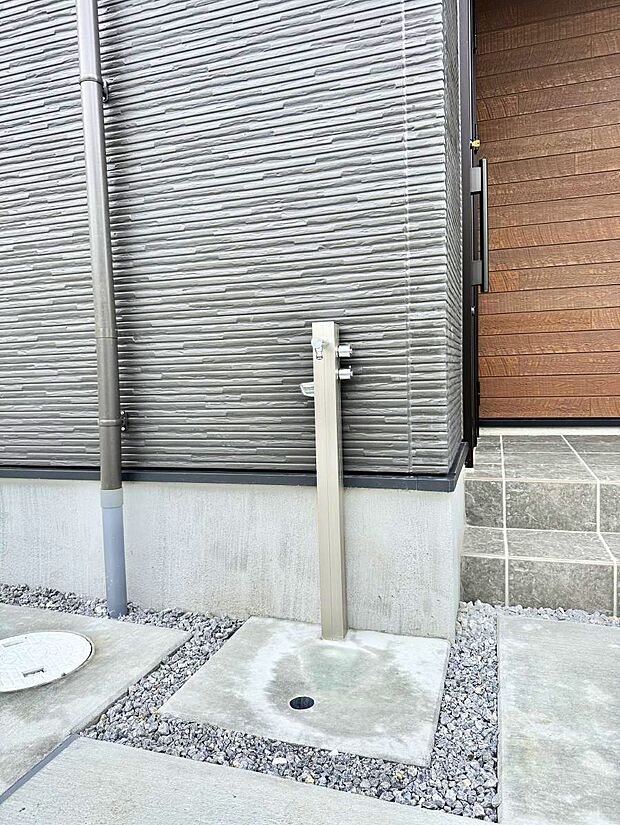 【その他現地】1号棟  ■ガーデニングや洗車などの際に大活躍な屋外立水栓  