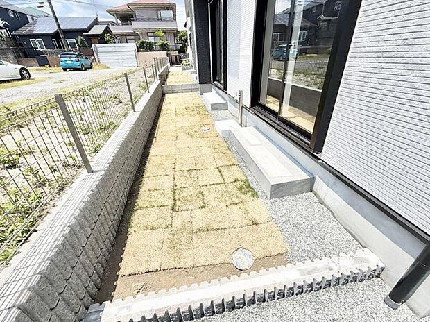 【庭】2号棟  ■季節の移ろいを感じられる、落ち着いた雰囲気の屋外空間