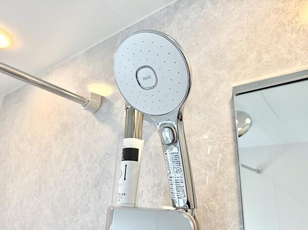 【止水シャワーヘッド】■わざわざシャワー水栓のレバーまで手を伸ばす必要がなく、簡単に止水できる