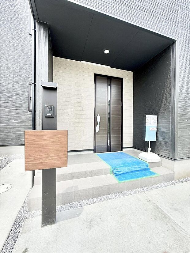 【玄関】1号棟  ■ シンプルで美しく、住まいの第一印象を彩る玄関です