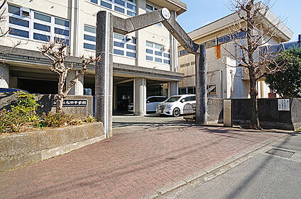 松田町立松田中学校 750m(10分)