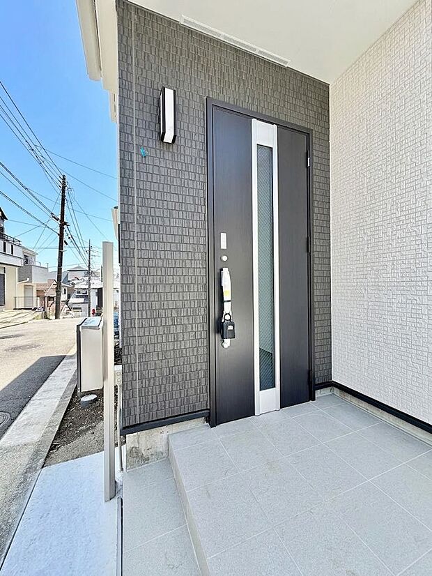 【玄関】A号棟 ■ ここから始まる、笑顔あふれる毎日