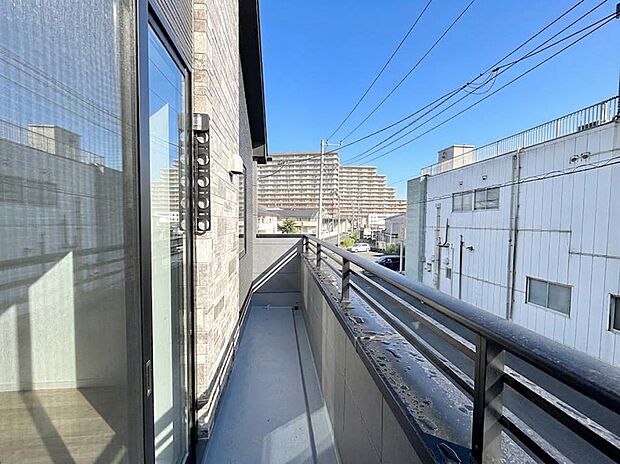【バルコニー】3号棟 ■ 心地よい風と光を感じる、くつろぎのバルコニー