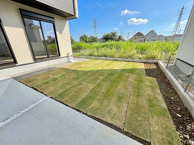 【庭】1号棟  ■季節の移ろいを感じられる、落ち着いた雰囲気の屋外空間