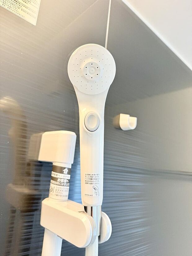 【止水シャワーヘッド】■手元で簡単に止水できるため、水の無駄遣いを減らすことができます。