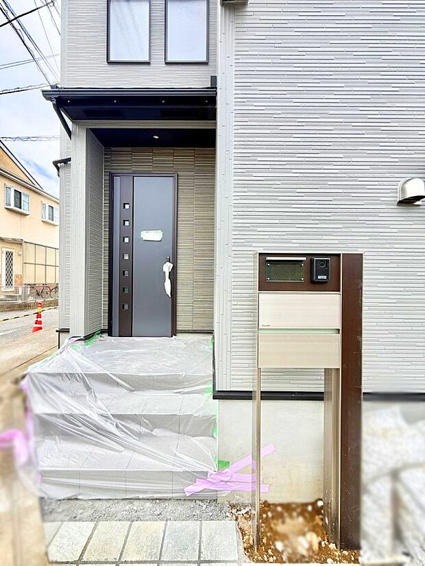【玄関】1号棟  ■ 帰るたびにホッとする、安心感のある佇まい