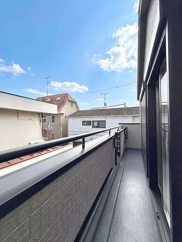 【バルコニー】1号棟 ■ 朝のコーヒーや夜の星空を楽しむ、癒しの場所