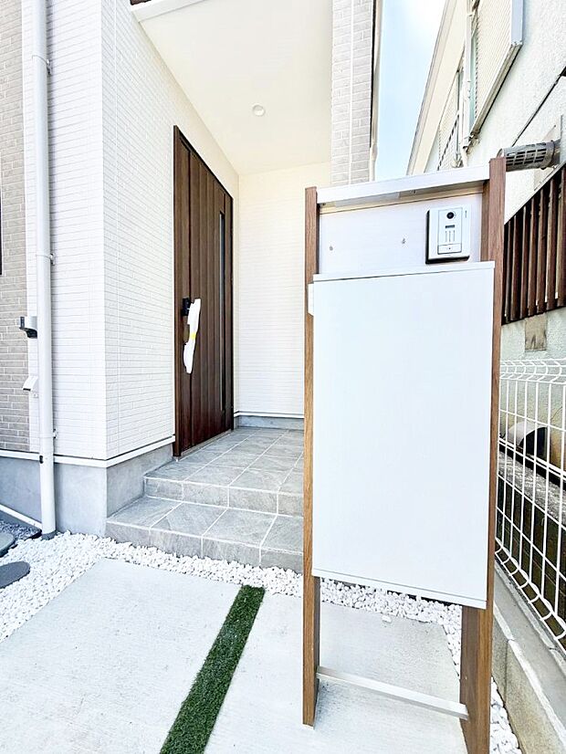 【玄関】1号棟  ■ 帰るたびにホッとする、安心感のある佇まい