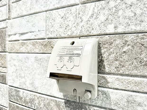 【屋外コンセント】■屋外に電源コンセントがあれば、高圧洗浄機で窓や外壁を掃除するなど便利です。