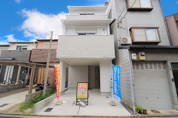 【ドリームタウンシリーズ施工例】
外観や内装のデザインをお客様のお好みで決めることが可能です!
生活のイメージがしやすい家具つきのモデルハウスへご招待します♪