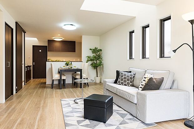 【ドリームタウンシリーズ施工例】
家族揃ってリビングで過ごすお休みの日が、楽しみになる場所となることでしょう。