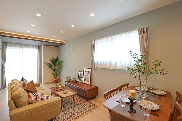 【ドリームタウンシリーズ施工例】
20帖の広々としたリビングで家族団らんの時間をお過ごしいただけます