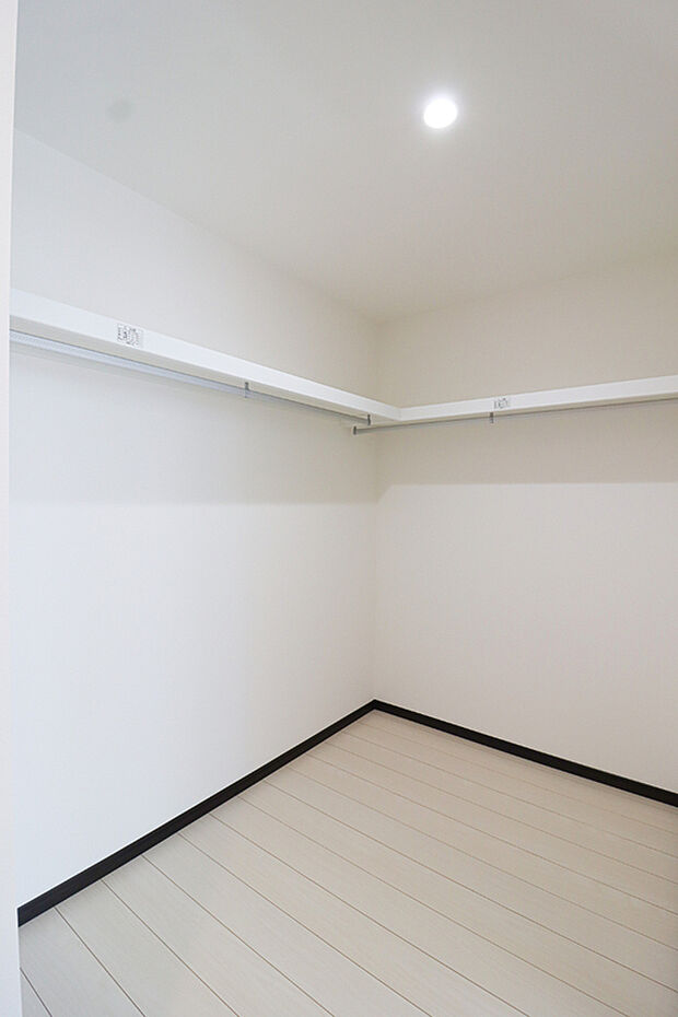 【ドリームタウンシリーズ施工例】
ウォークインクローゼットのある住まいで収納上手な生活を実現！衣類だけでなく、箱物や思い出の品もたっぷり収納できますので、整理整頓もスムーズに。