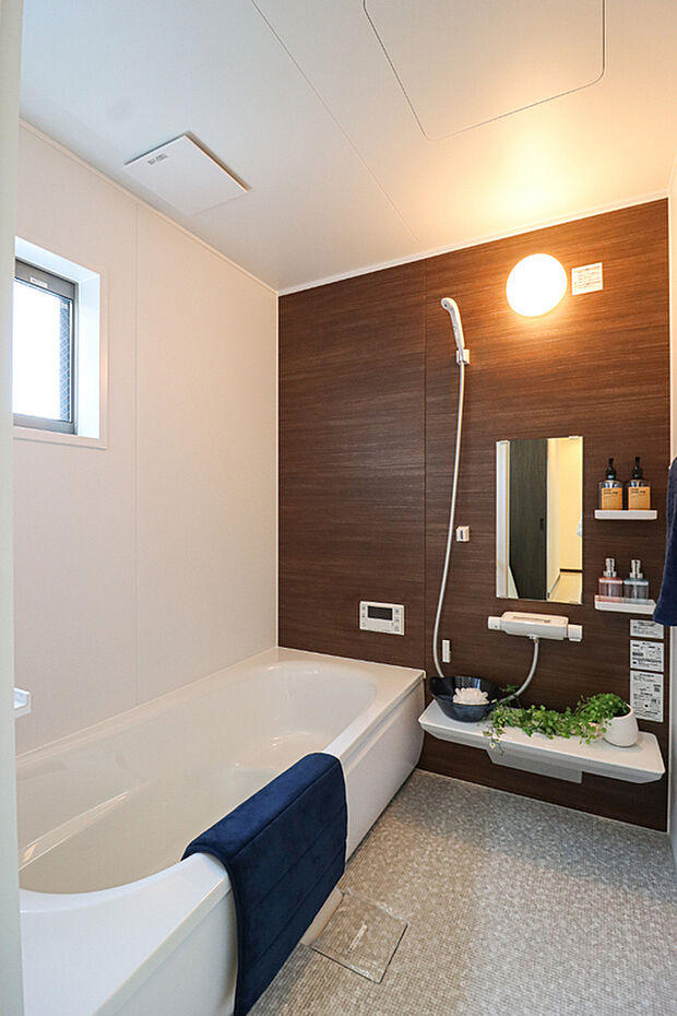 【浴室【ドリームタウンシリーズ施工例】】浴室には標準仕様として追い焚き機能つき。いつでも温かいお風呂に入って日々の疲れを癒していただけます！