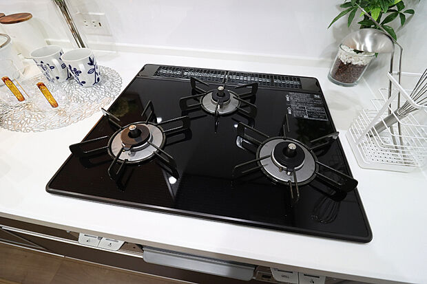 【【3口コンロ】】■バーナー間隔が広いので、３口同時に使っても鍋振りもできます！グリルの排気口をコンパクトにして、仮置きできるスペースもご用意しております♪
