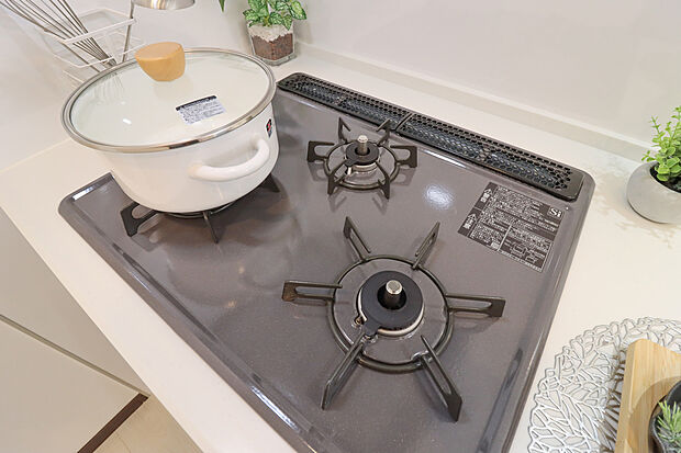 【ホーロートップガスコンロ】■バーナー間隔が広いので、３口同時に使っても鍋振りも出来ます！グリル排気口をコンパクトにして、仮置き出来るスペースもご用意しております♪