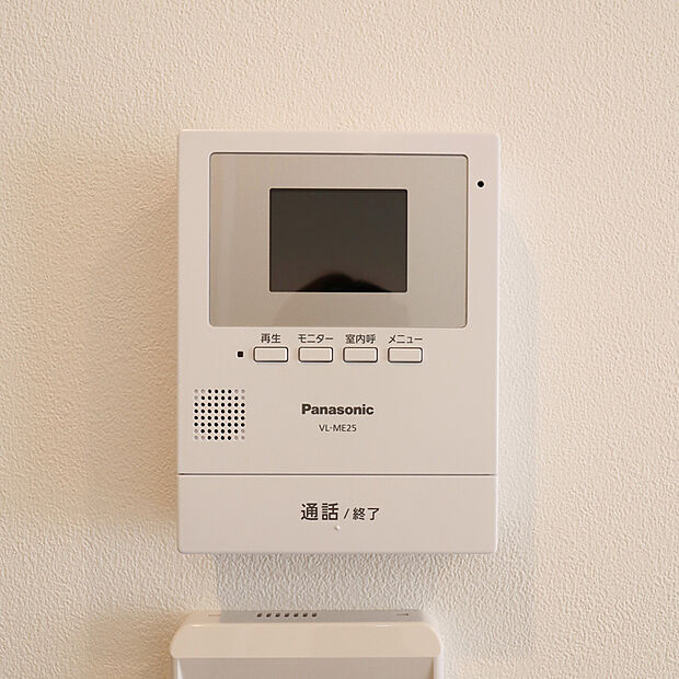 【ＴＶモニター付インターフォン】■来客者を確認出来るＴＶモニタ-付インターフォン。
普段の生活時はもちろん、お子様が一人でお留守番する際にも安心ですね！