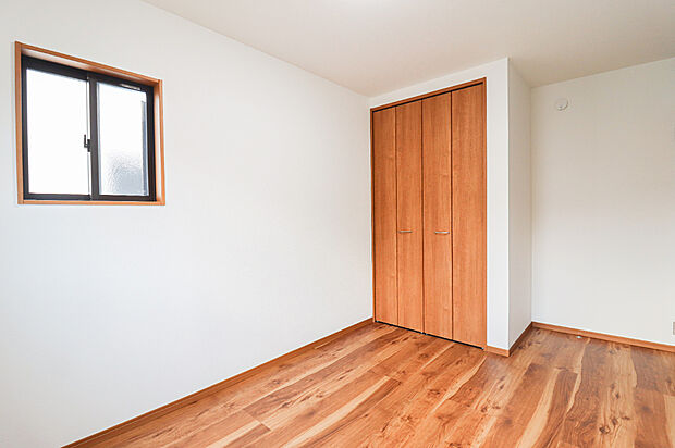 【洋室【ドリームタウンシリーズ施工例】】家族一人ひとりの大切なプライベート空間。趣味に合わせて使って頂けるようシンプルに仕上げてあります。暮らし心地を大きく左右する収納を、適材適所に配置し使い勝手を考慮しました。