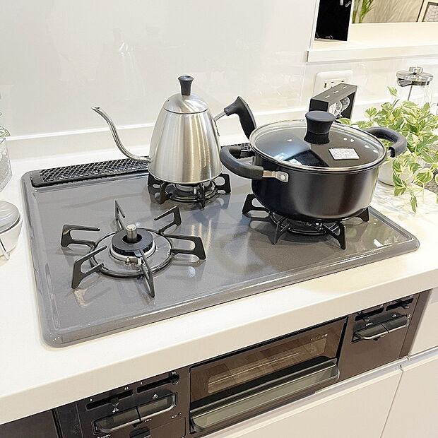 【【3口コンロ】】■バーナー間隔が広いので、３口同時に使っても鍋振りもできます！グリルの排気口をコンパクトにして、仮置きできるスペースもご用意しております♪