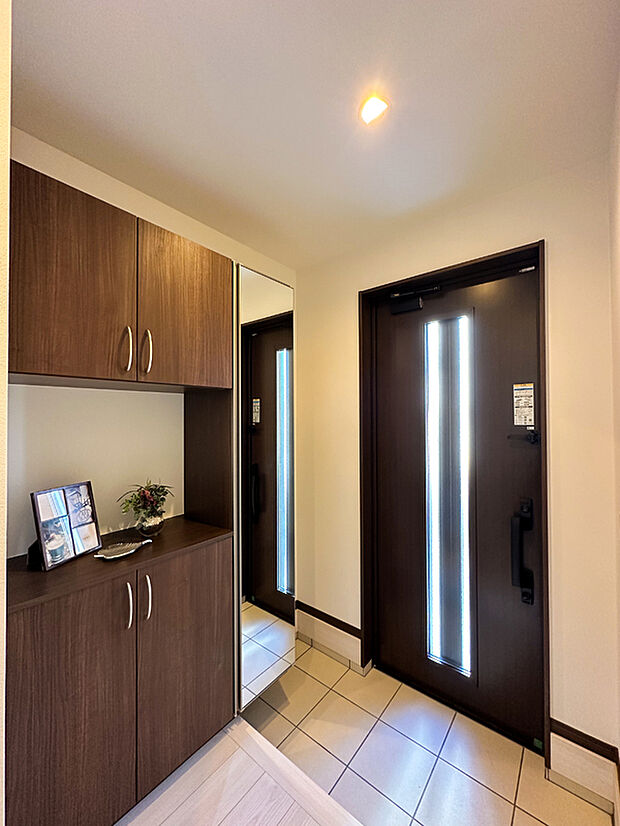 【玄関【ドリームタウンシリーズ施工例】】シューズボックス付で玄関周りがスッキリ。気持ちよくご家族やお客様をお出迎え♪