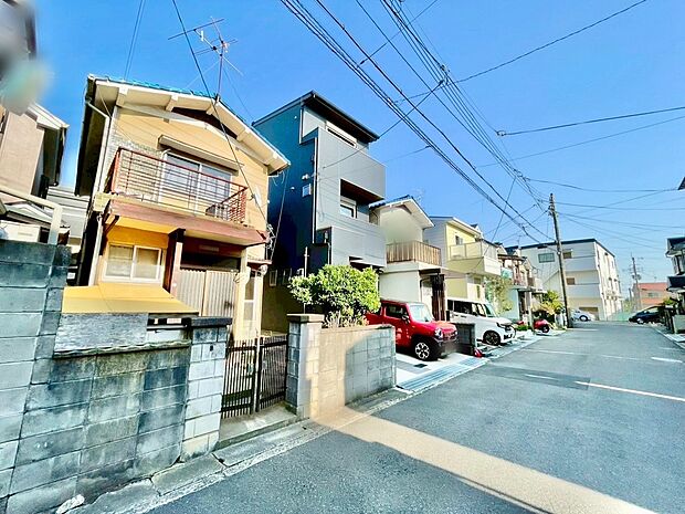 【【現地・前道写真】】【夢を叶える自由設計!】
外観や内観のデザインはお客様のお好みに合わせて決定致します♪間取り変更も可能です!
現地(2025年3月)撮影