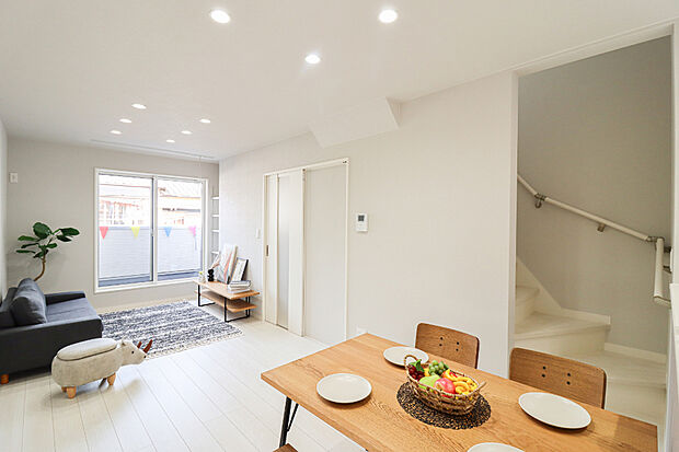 【リビング【ドリームタウンシリーズ施工例】】オープンでのびやかな空間を生み出す、こだわりの広がりとゆとり。家族と過ごす時間を大切にしたい方にぴったりの明るくゆとりある住空間です。