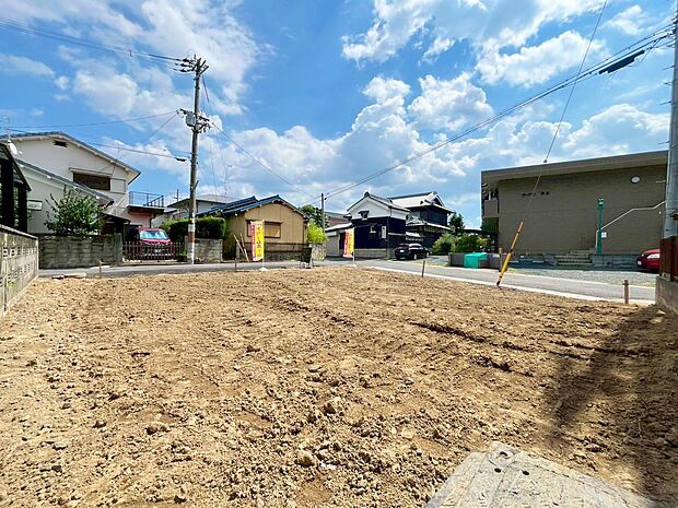 【【スタッフが現地へご案内致します!】】近鉄「久津川」駅まで徒歩5分!
急行停車駅の「大久保」駅は徒歩14分!
現地(2025年9月)撮影