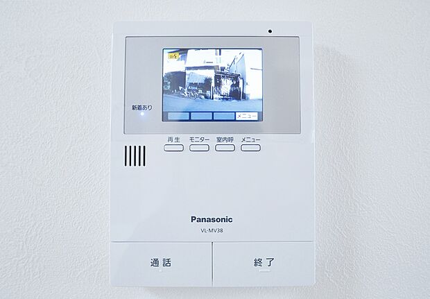 【【ドリームタウン共通仕様施工例モニター付きインターホン】】■来客者を確認出来るTVモニタ-付インターフォン。
普段の生活時はもちろん、お子様が一人でお留守番する際にも安心ですね!