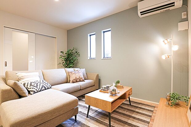 【【ドリームタウンシリーズ施工例：リビング】】ここにはみんなが集い、食事と楽しい会話が始まる。話に夢中になりすぎて、ついつい時を忘れてしまう。そんな束の間の幸せを感じさせてくれる場所。