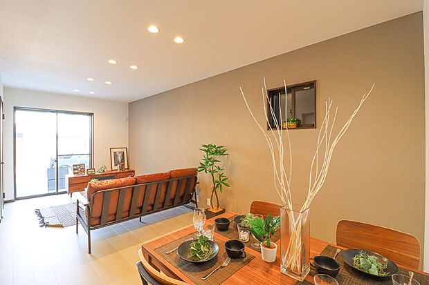 【【ドリームタウンシリーズ施工例：リビング】】ご家族みんなで長い時間を過ごすリビングは一番居心地のいいものであって欲しいですね。開放感のある広々リビングに光と風を呼び込みます。収納も多く快適な住空間を実現します。